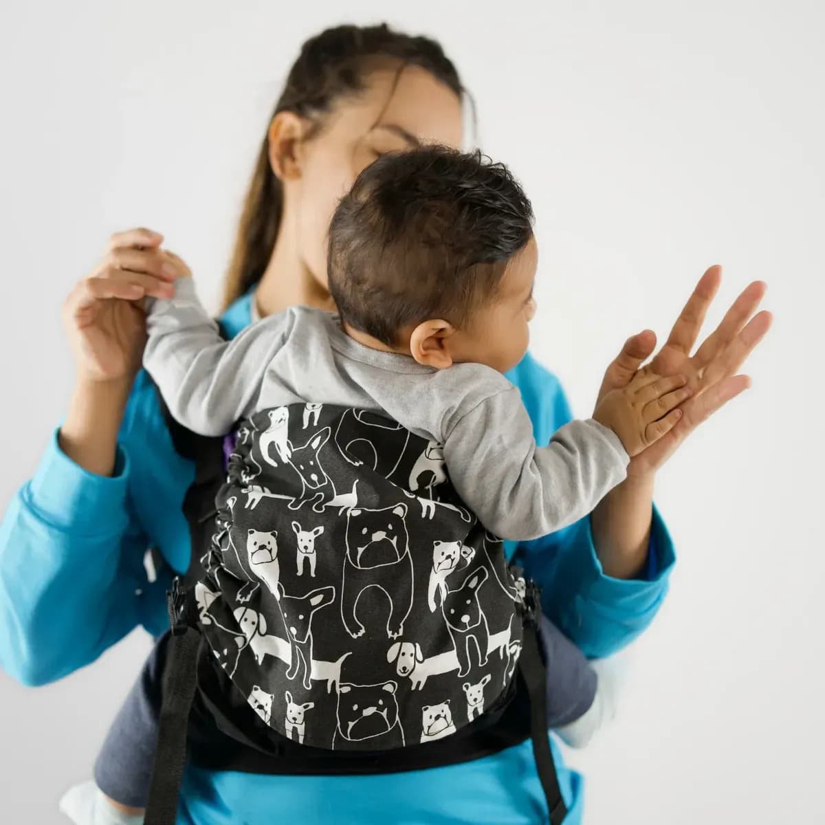 Koalita Portabebes® Mochila Ergonomica Color Negra Con Perritos