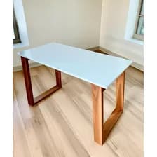 Escritorio Moderno Chico Para Oficina Con Patas Rectangulares Madera Color Cedro Y Tapa Melamina Blanca