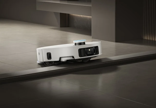 Robot aspirador y trapeador recorriendo un piso de porcelanato